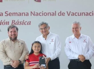 Pone en marcha Américo campaña de vacunación en escuelas y entrega tabletas a niñas y niños