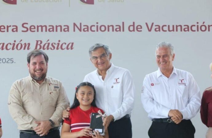 Pone en marcha Américo campaña de vacunación en escuelas y entrega tabletas a niñas y niños