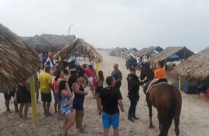 Agrupamiento Montado de la Guardia Estatal brinda seguridad en La Pesca