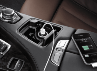Cargar tu celular con el auto encendido podría dañar tu carro y tu batería sin que lo sepas