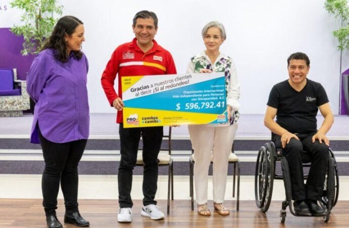 Atestigua María de Villarreal entrega de donativo de la campaña de redondeo de Oxxo en Tamaulipas