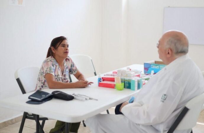 Llevan SEBIEN y Rotarios jornada médica a Unidad de Bienestar
