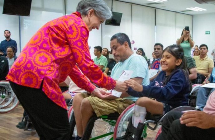 DIF Tamaulipas, Vida Independiente y Oxxo entregan sillas de ruedas a personas con discapacidad