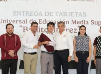 Entrega gobernador a estudiantes de la zona sur becas federales “Benito Juárez”