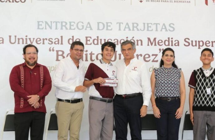 Entrega gobernador a estudiantes de la zona sur becas federales “Benito Juárez”