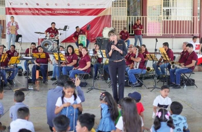 Celebra SEBIEN a niñas y niños con música, juegos y donación de libros