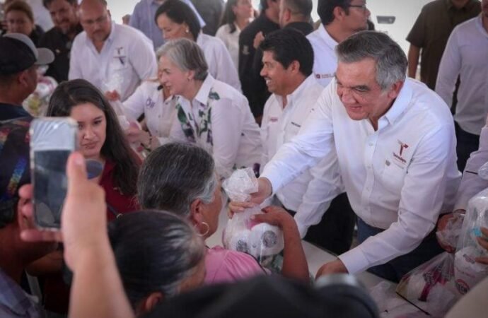 Cumplen Américo y María de Villarreal a las familias de Jaumave