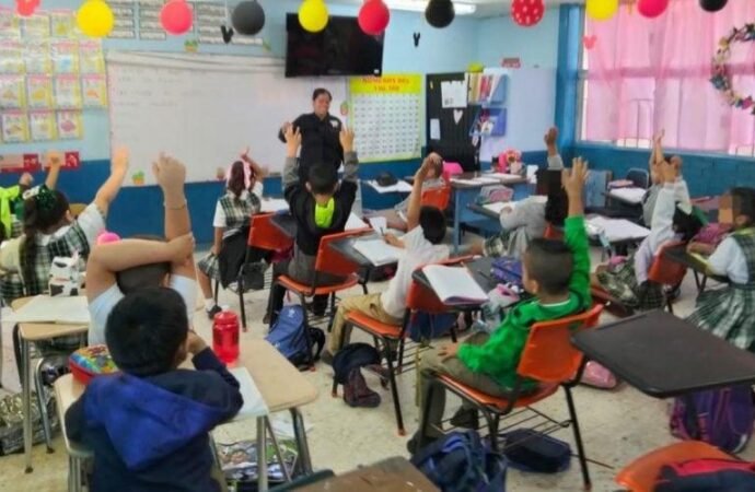 Reciben estudiantes de Reynosa visita y orientación de la Guardia Estatal de Género