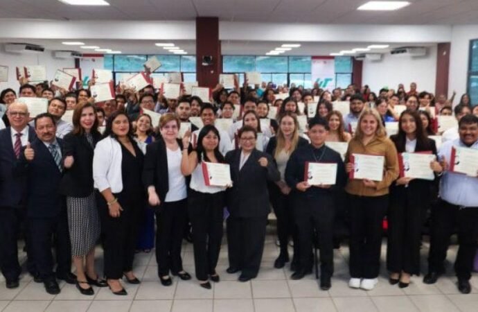 Reciben egresados de la Universidad Tecnológica de Altamira sus títulos profesionales