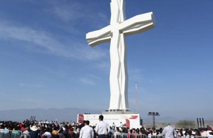 Entrega el gobernador a Tula la cruz más grande de México
