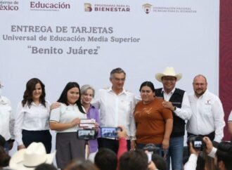Atestigua Américo entrega de becas y destaca apoyo de la presidenta Claudia