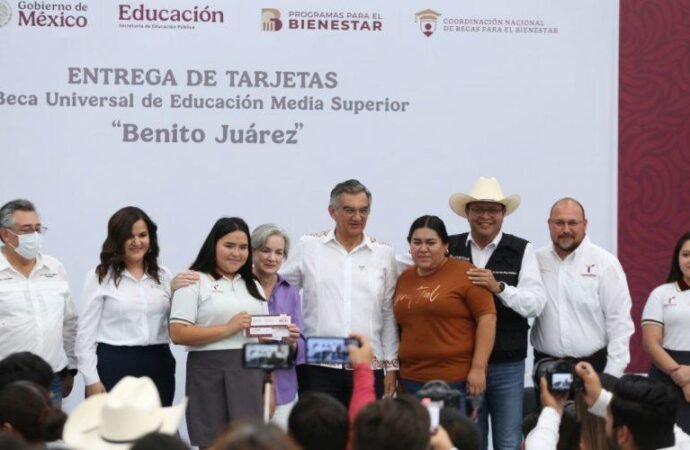 Atestigua Américo entrega de becas y destaca apoyo de la presidenta Claudia