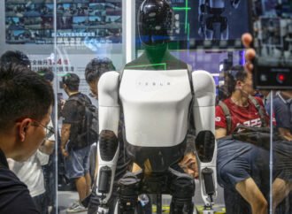 Tesla muestra las últimas habilidades de su robot humanoide Optimus Gen 2