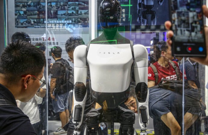 Tesla muestra las últimas habilidades de su robot humanoide Optimus Gen 2