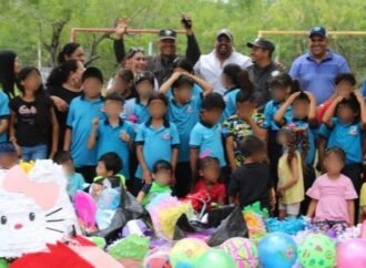 Regala CEDES Matamoros piñatas elaboradas por PPLs a niños y niñas de La Bartolina