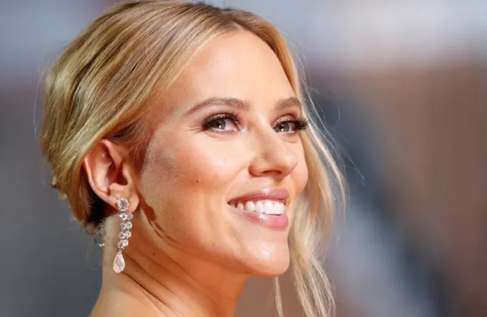 Scarlett Johansson recibió ovación de cinco minutos en su debut como directora en Cannes