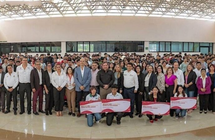 Entregan becas “Futuro Tamaulipas Jóvenes de Nivel Superior” en Nuevo Laredo