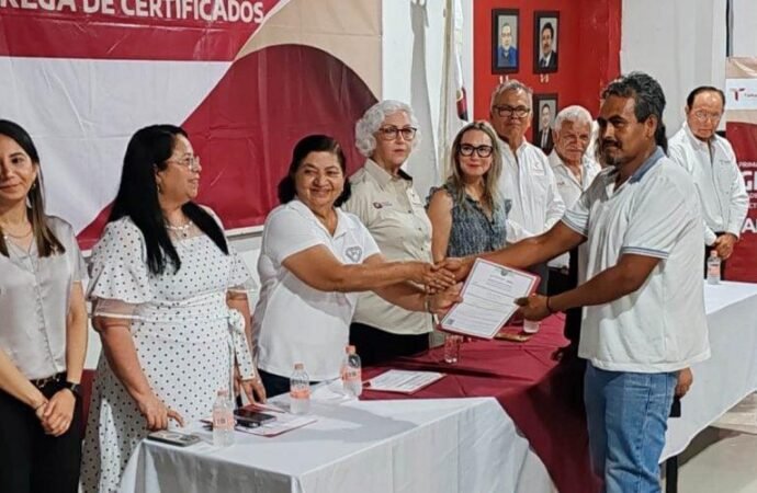 Entrega ITEA certificados de educación básica a 150 tamaulipecos