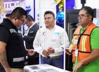 Presenta UTTN su oferta educativa en feria organizada por maquiladora