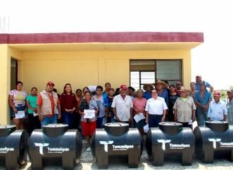 Entrega SEBIEN tinacos a habitantes de San Carlos