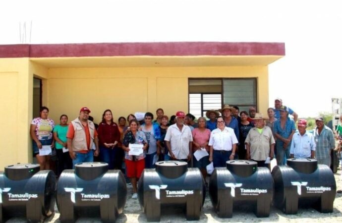 Entrega SEBIEN tinacos a habitantes de San Carlos