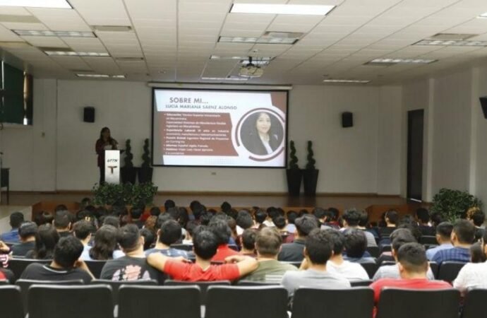 Comparte egresada de la UTTN experiencias de éxito con estudiantes de Mecatrónica