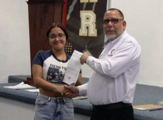 Entrega UP Región Ribereña becas para el cuatrimestre mayo-agosto