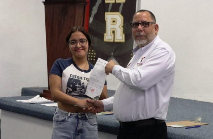 Entrega UP Región Ribereña becas para el cuatrimestre mayo-agosto