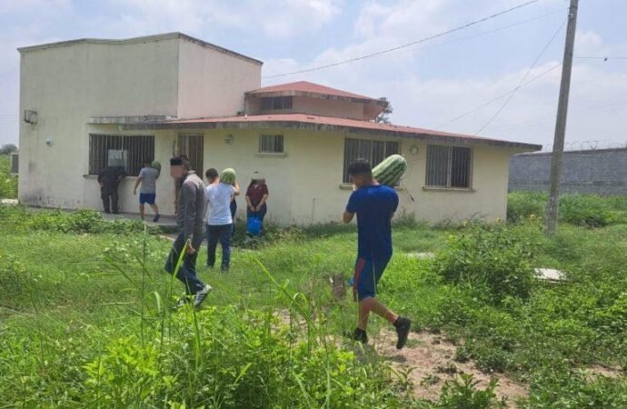 Adolescentes en conflicto con la Ley Penal siembran y cosechan sandías en huertos comunitarios