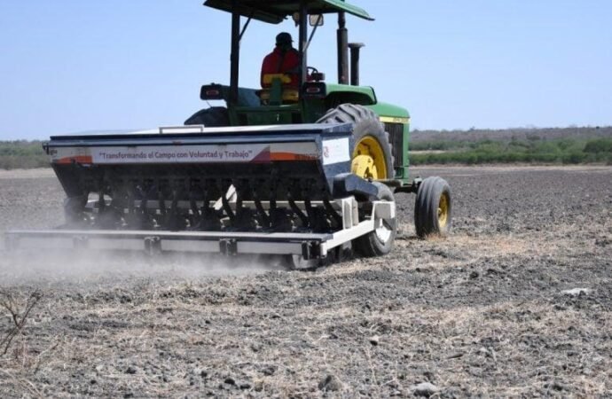 Refuerzan apoyo al campo en altiplano tamaulipeco con tecnología de siembra de precisión
