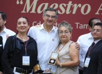 Refrenda Américo alianza con maestros; entrega 284 condecoraciones