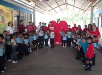 Adolescentes en proceso de reinserción social elaboran y donan libreros con madera reciclada