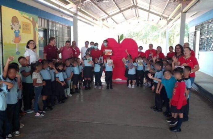Adolescentes en proceso de reinserción social elaboran y donan libreros con madera reciclada
