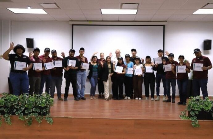 Reciben estudiantes de la UTTN taller de crecimiento personal y equilibrio emocional
