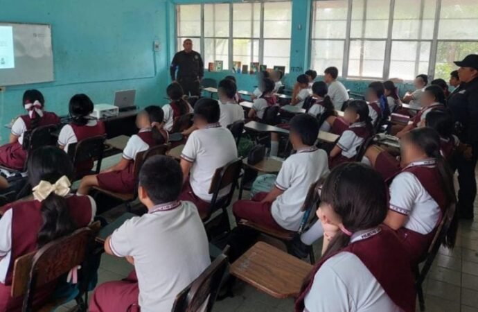 Imparte Guardia Estatal de Género taller para prevenir ciberbullying en secundaria de Nuevo Laredo