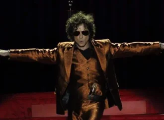 ¡Lo advirtió! Enrique Bunbury arrebata celular a fan durante primer concierto en México