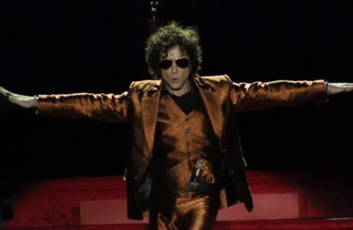 ¡Lo advirtió! Enrique Bunbury arrebata celular a fan durante primer concierto en México